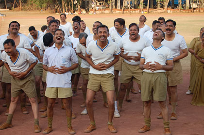 surat-police-benefit-from-laughter-yoga