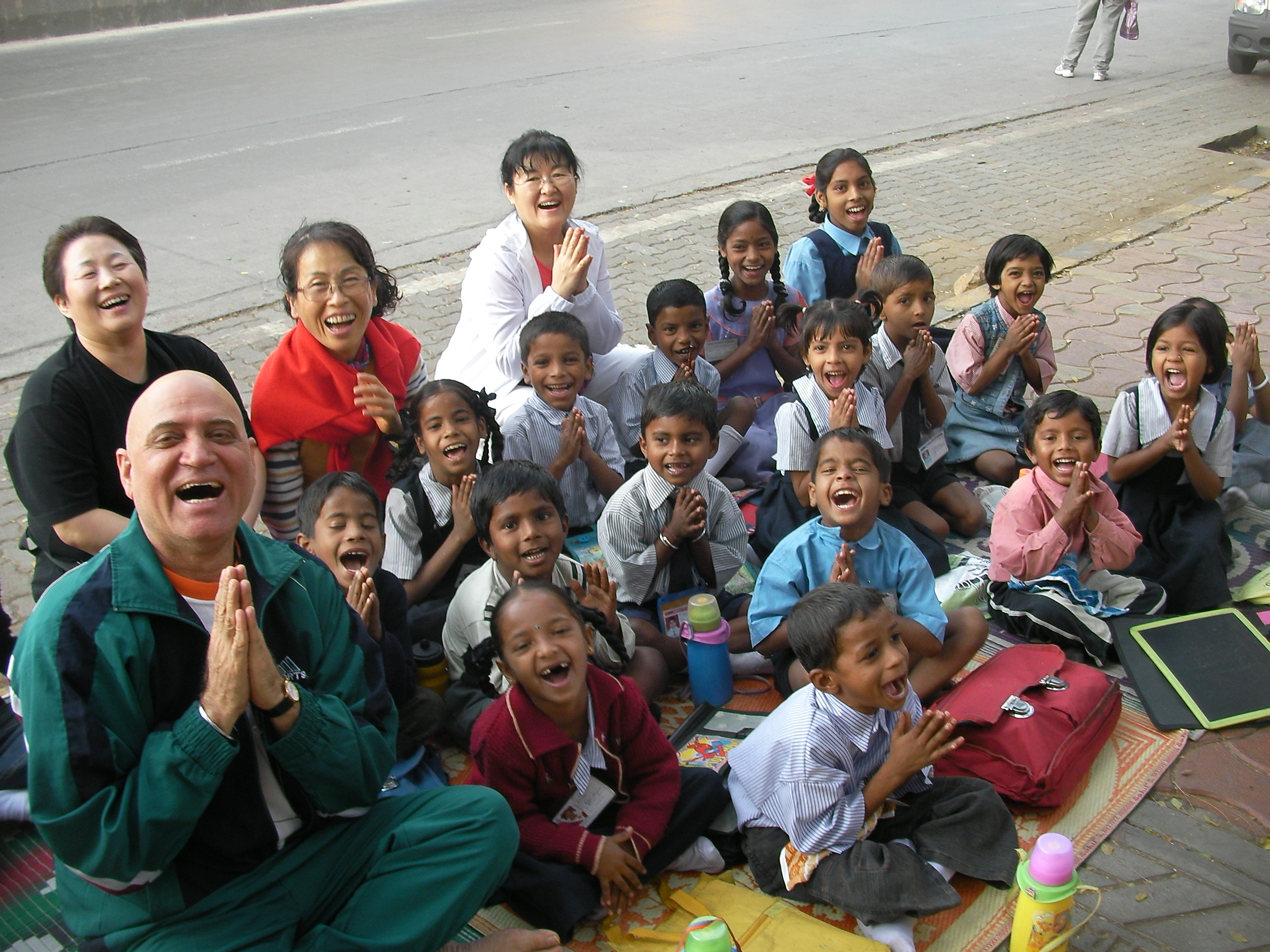 laughter-yoga-at-mumbai-street-school