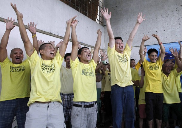 laughter-yoga-in-philippines-prison