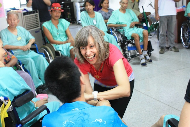 laughter-yoga-helps-patients-in-thailand-rehab-cen