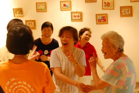 laughter-yoga-at-doctors-clinic-in-taiwan
