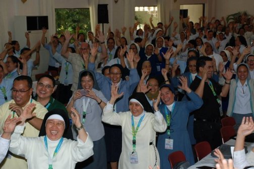 laughter-yoga-with-nuns-in-the-philippines