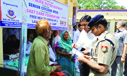 delhi-cops-use-laughter-yoga-to-help-seniors